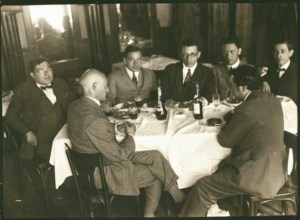 Israel Joshua Singer (secondo da sinistra, di profilo) in un caffè in Polonia assieme ad altri scrittori yiddish nel 1930